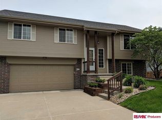 611 Tupelo Ln, Papillion, NE 68133