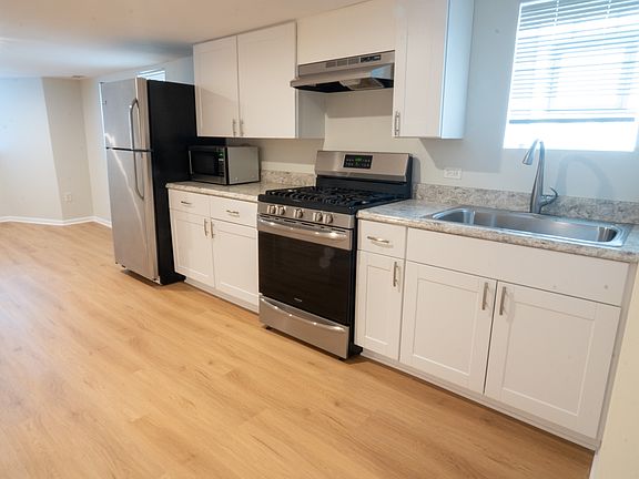 4th image of 2115 W Berteau Ave #G