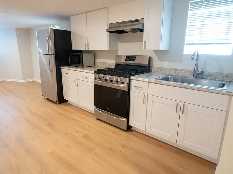 2115 W Berteau Ave #G — Photo 4