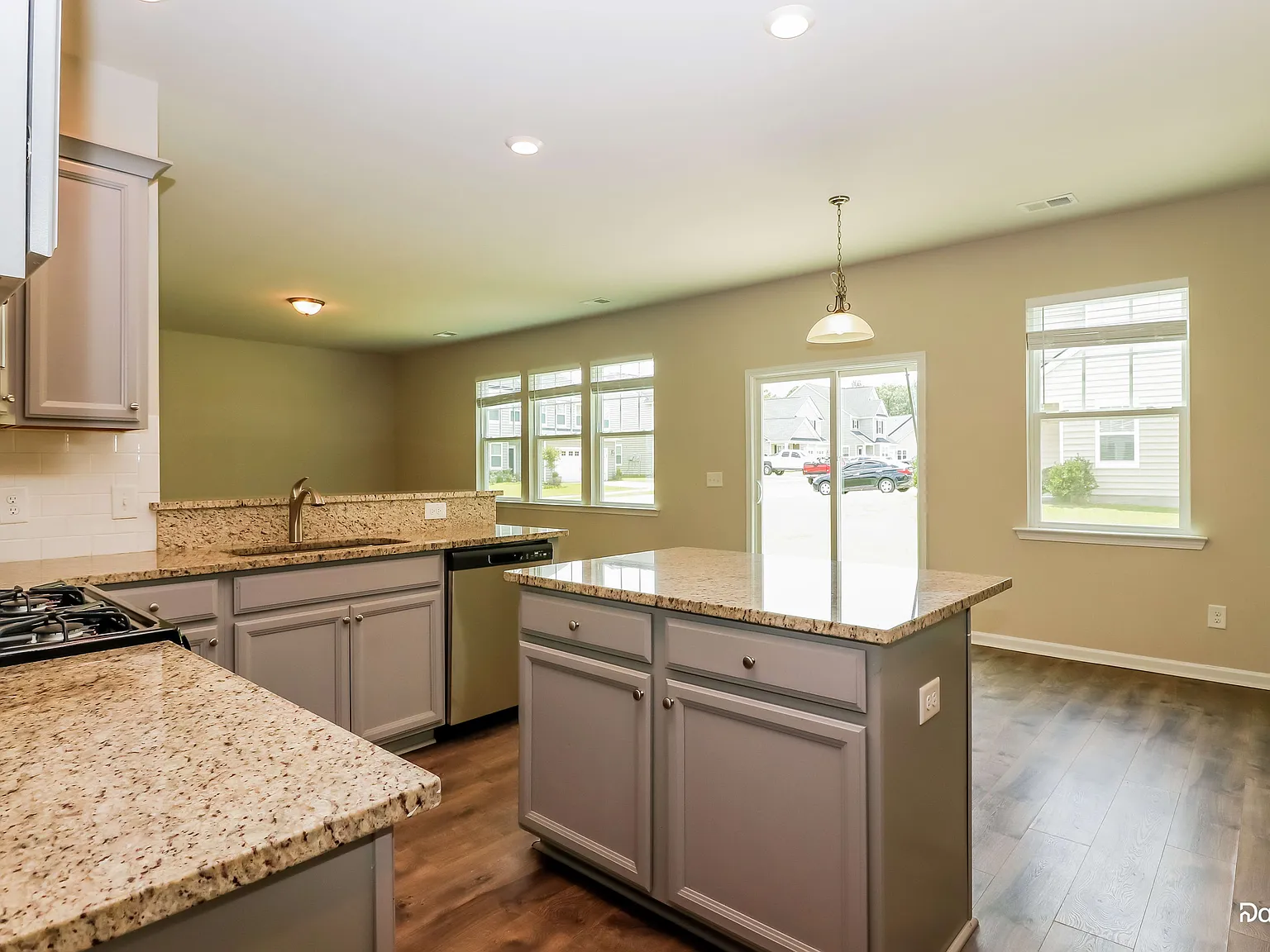 4 bed, 2.5 bath, 2644 sqft, $2,465 — Photo 2