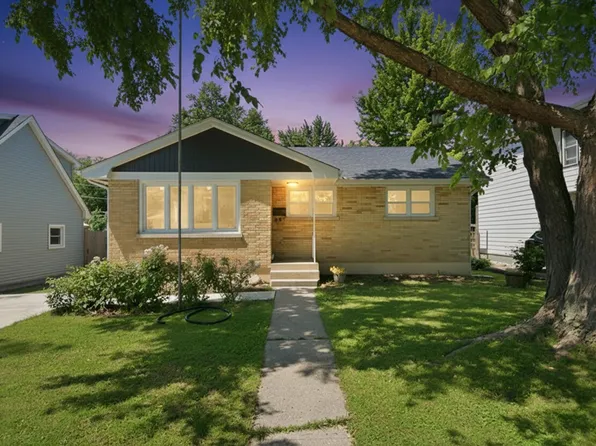340 Dalton Ave, Mundelein, IL 60060