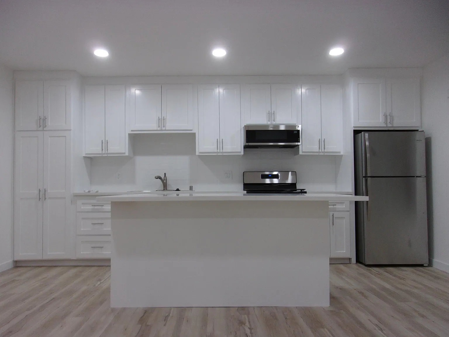 2 bed, 850 sqft, $2,950 — Photo 2