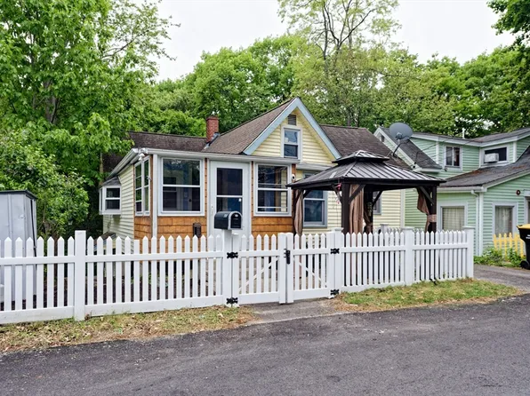 330 Mount Wayte Ave, Framingham, MA 01702