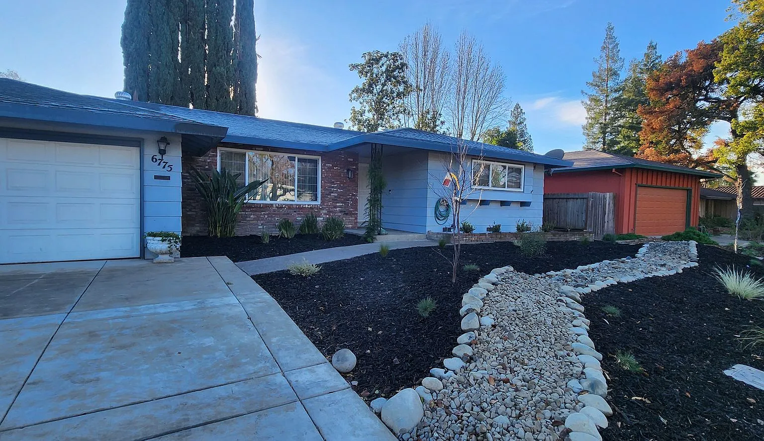 Beautiful 3 Bedroom 2 Bathroom Home in Greenhaven — Photo 1