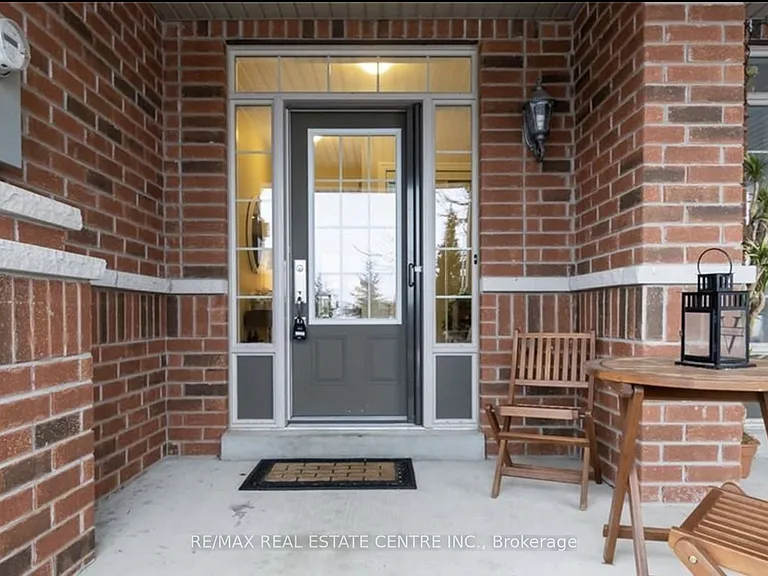 112 Hanson Cres — Photo 2