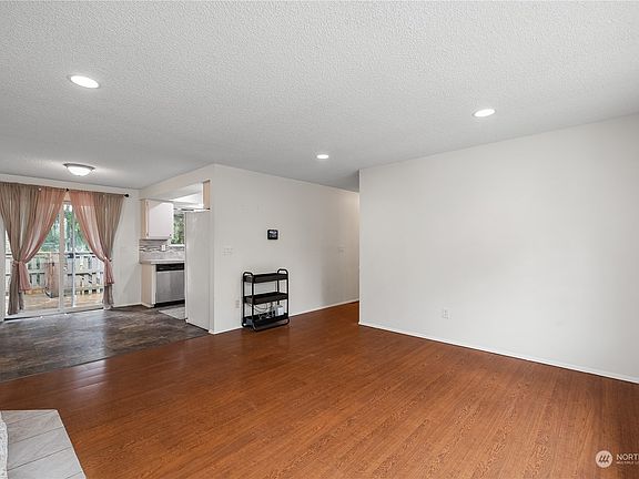 5th image of 110 E Maple Dr
