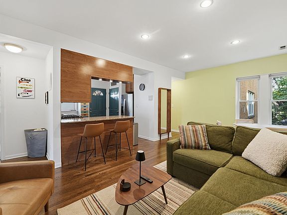 2nd image of 1733 W Catalpa Ave #1
