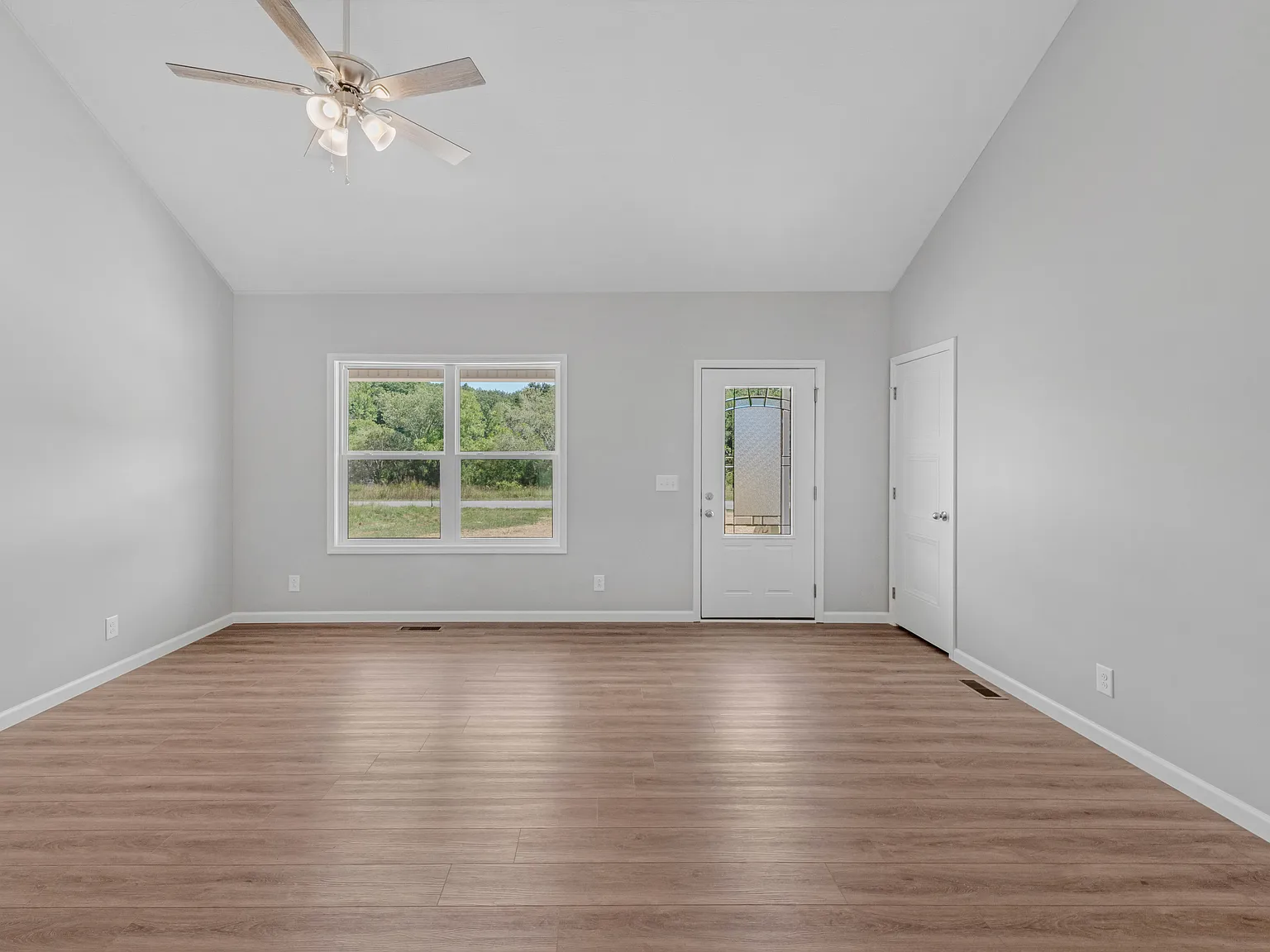 3 bed, 1300 sqft, $2,100 — Photo 3
