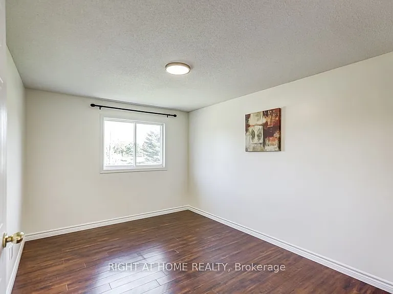 402 Lausanne Cres — Photo 22
