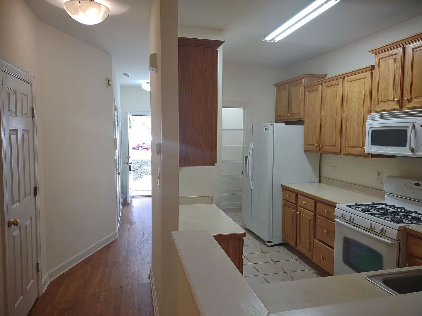 Lovely 3 Bedroom House | Great Location!- No Move In Fees — Photo 4