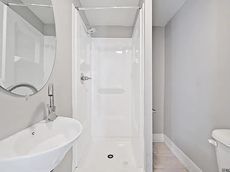 416 E State St — Photo 11