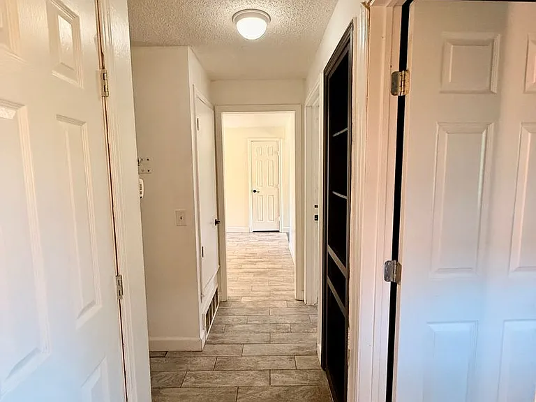605 SW 10th St — Photo 12