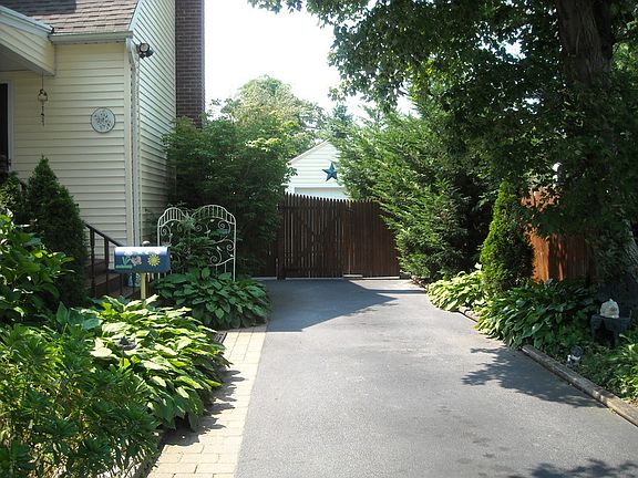 3rd image of 607 Oak Neck Rd