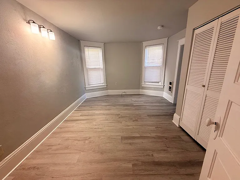 Farrah Apartments: 1 & 2 Bedroom Renovated Units — Photo 19