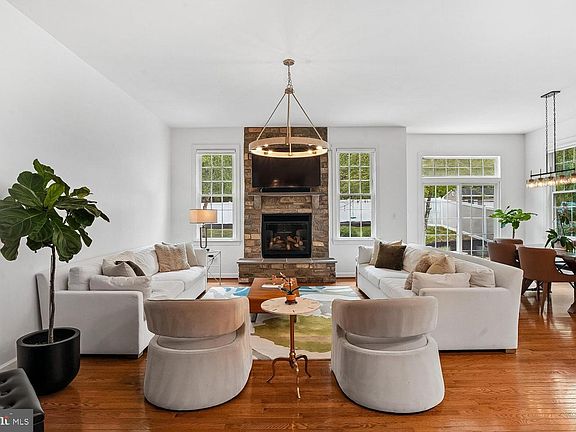 5th image of 327 Scherer Ln