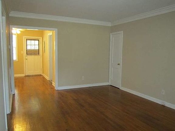 LR view to Back Entrance