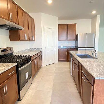 3rd image of 8038 Minavalle Ave