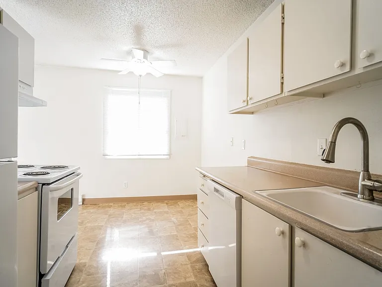 Laurelwood — Photo 4