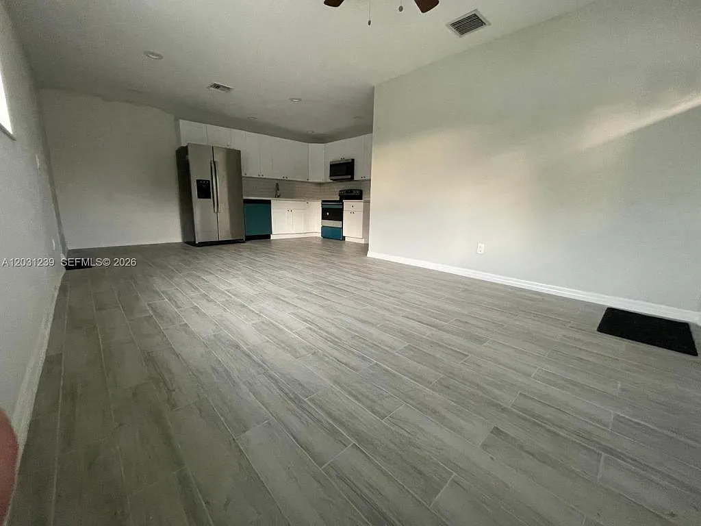3921 SW 31st Dr — Photo 3