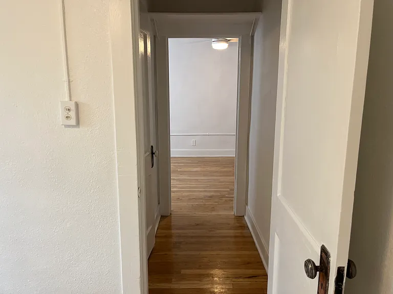Lovely, Large, & Bright 1 Bed in Beautiful Downtown Courtyard Complex — Photo 18
