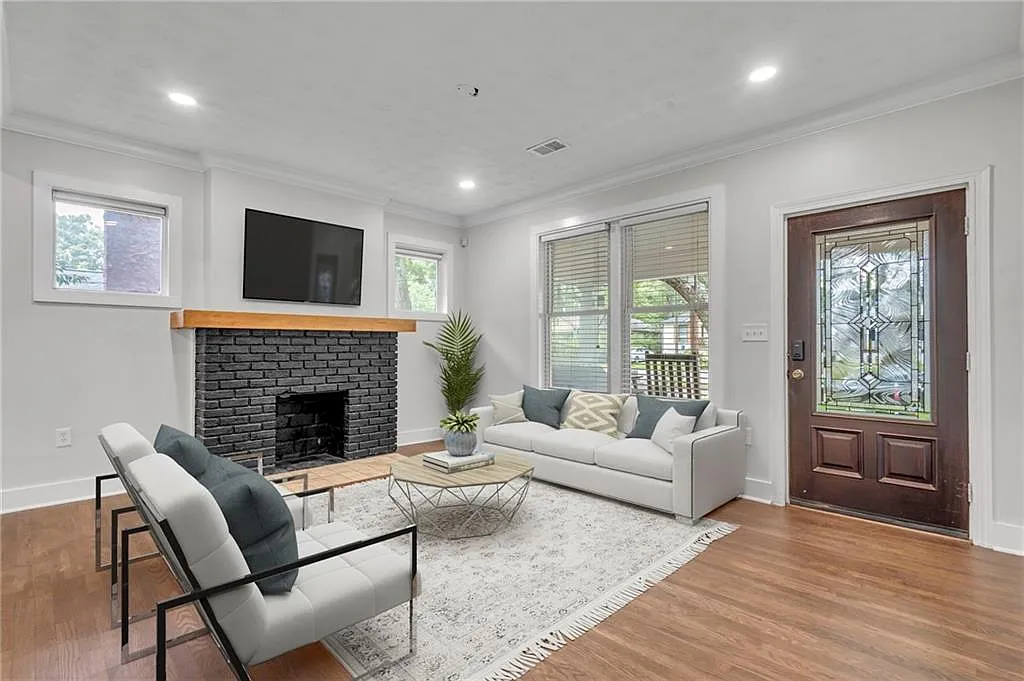3 bed, 2.0 bath, 1602 sqft, $3,500 — Photo 2