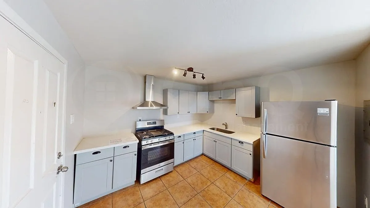 Studio, 1.0 bath, 380 sqft, $800 — Photo 4