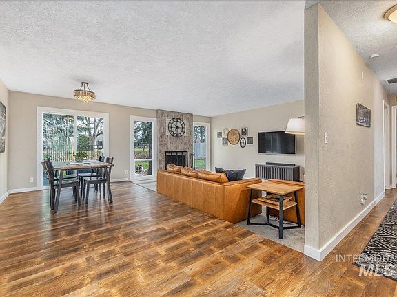 3rd image of 5000 N Glenbrook Dr