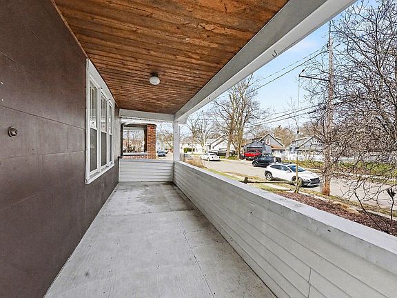 3rd image of 540 Woodridge St NE
