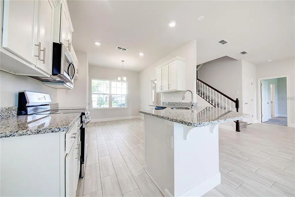 5 bed, 3.5 bath, 2705 sqft, $3,150 — Photo 3