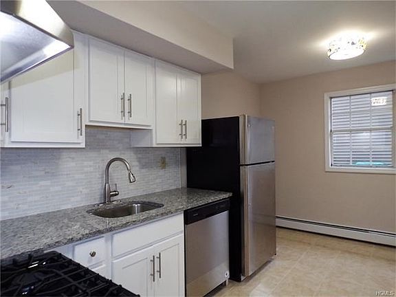 5th image of 10 Brookside Dr W