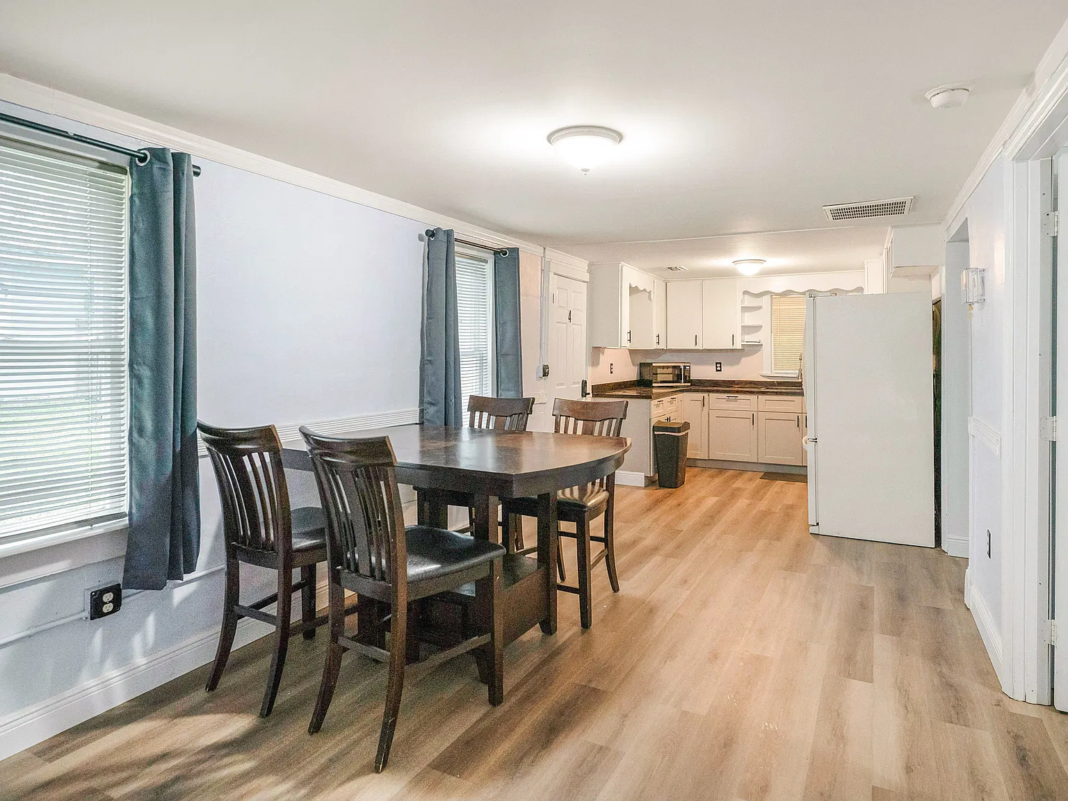 4 bed, 1.0 bath, 1300 sqft, $957 — Photo 4
