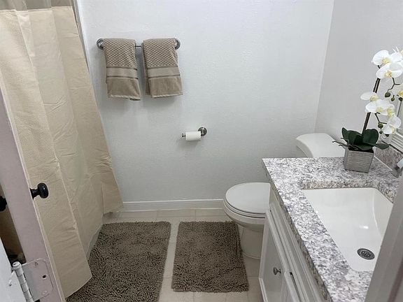 4th image of 1539 Hawthorne St APT 1