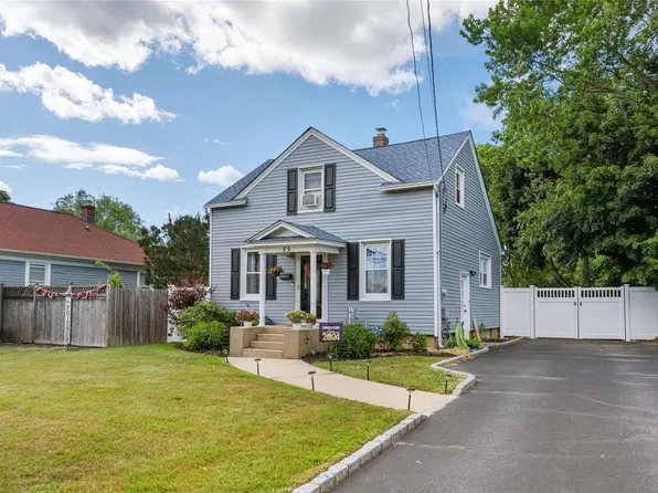 55 Columbia Street, Islip, NY 11751