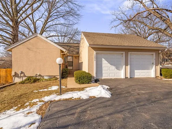10872 Bradshaw St, Overland Park, KS 66210