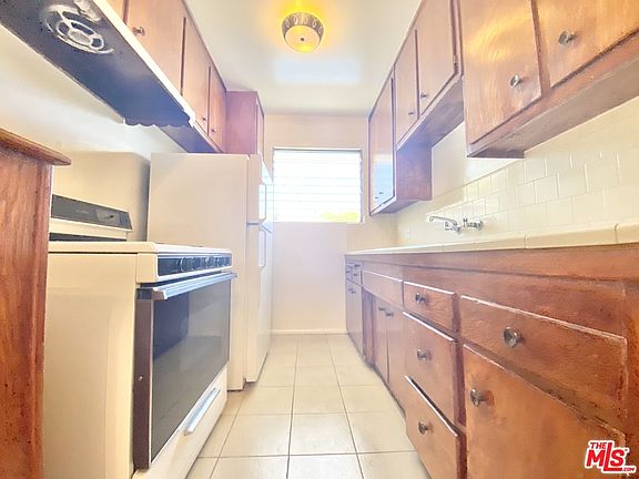 2nd image of 2554 N Beachwood Dr #6A