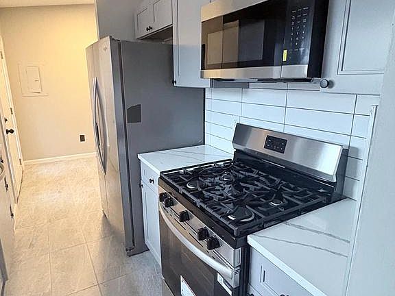 4th image of 390 Aldeberan Dr