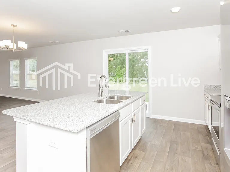 805 Vanguard St — Photo 3