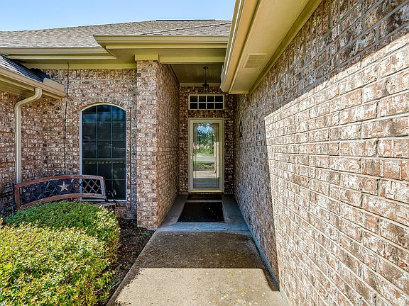 3rd image of 1509 Oak Tree Cir