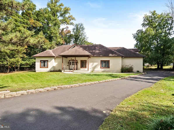 11 Wenczel Dr, Lawrence Township, NJ 08648