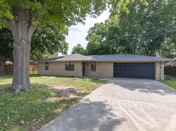 802 E Greenwood Ave, Bowie, TX 76230