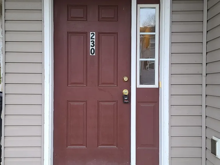 230 Crown Ct — Photo 4