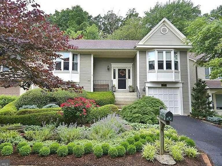 11 Watch Hill Pl — Photo 1