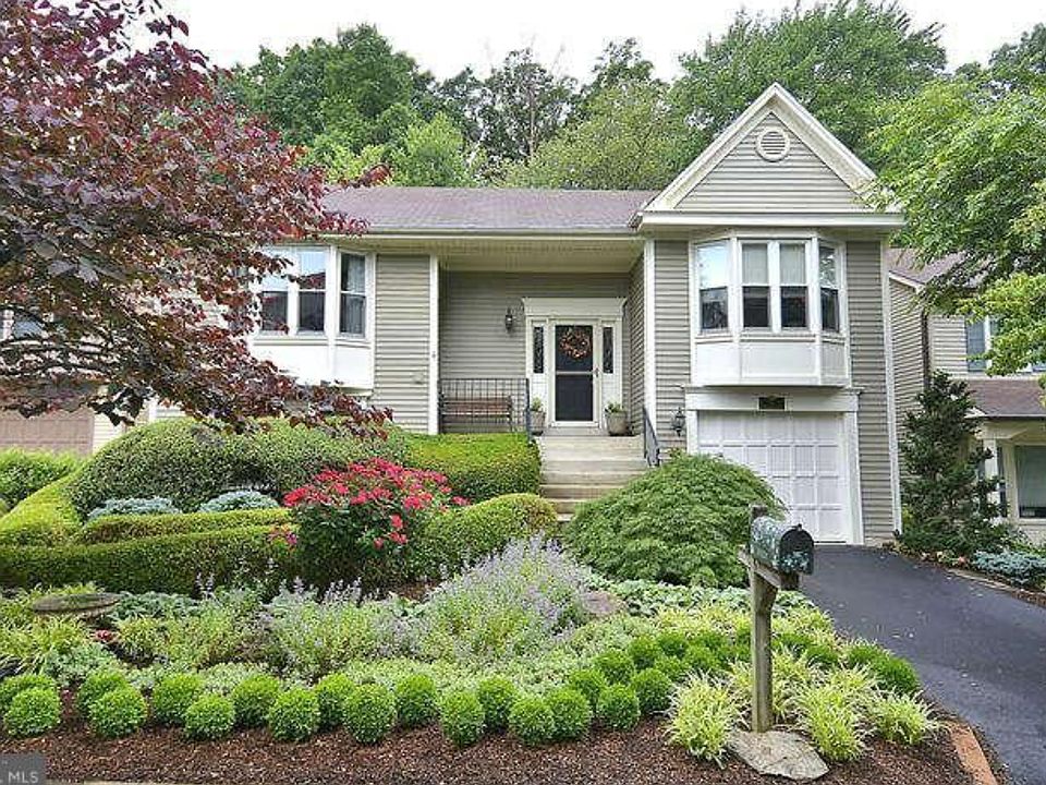 1st image of 11 Watch Hill Pl