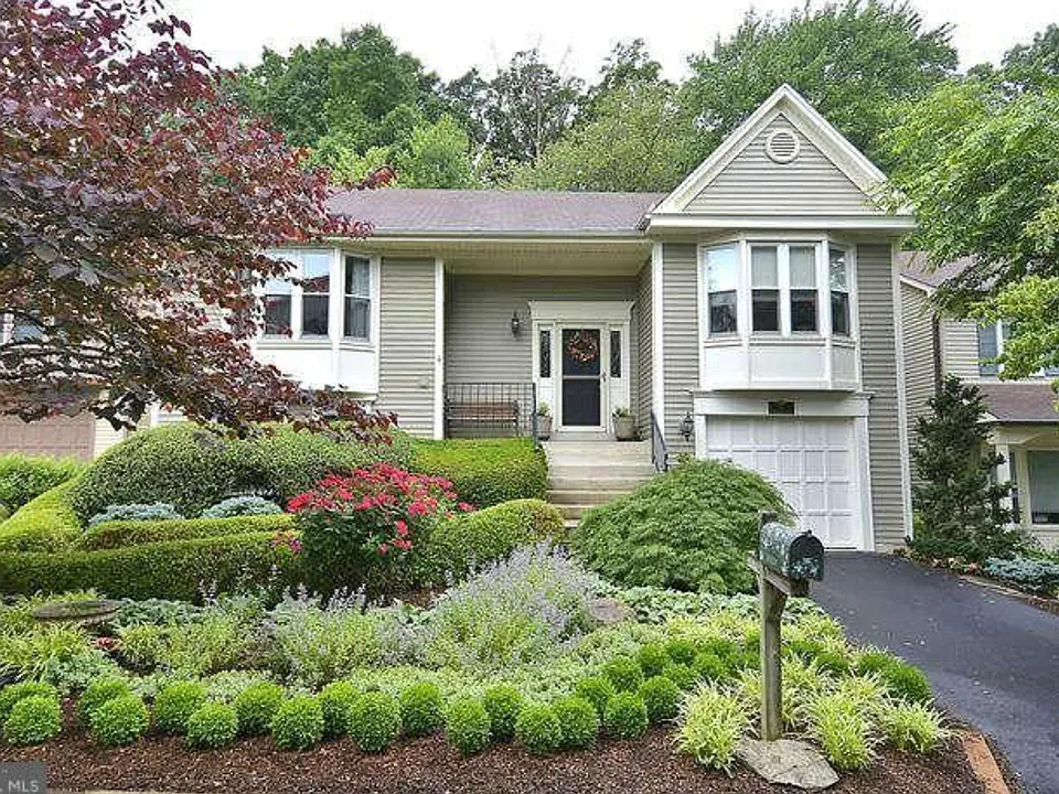 11 Watch Hill Pl
