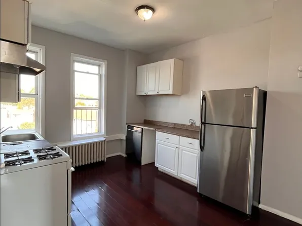 90 Lake Street image 2 of 9