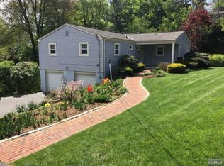 2 Wilton Dr, Allendale, NJ 07401