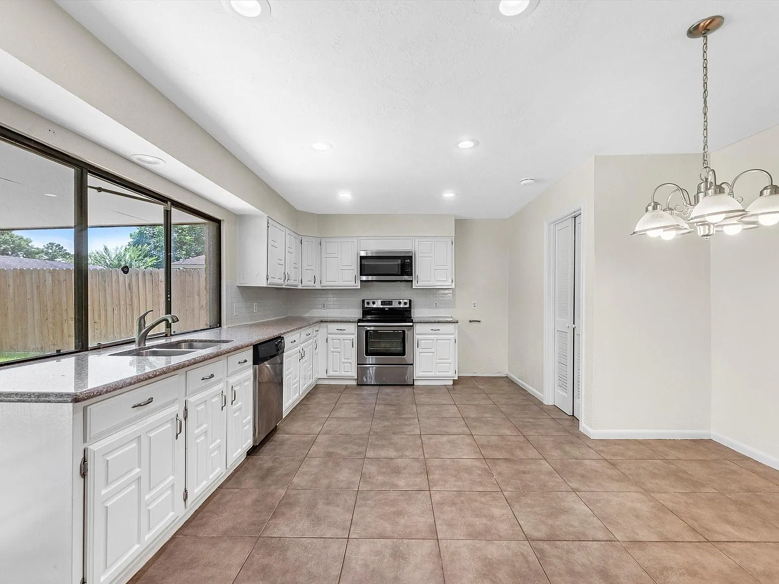3 bed, 2.0 bath, 1674 sqft, $1,950 — Photo 4