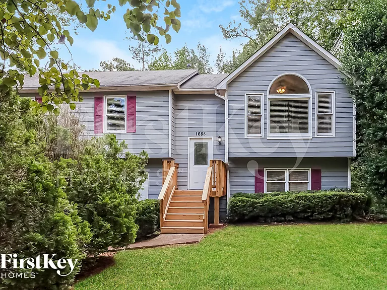 1688 Independence Dr — Photo 1