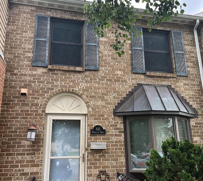 1st image of 841 Woodlawn Dr