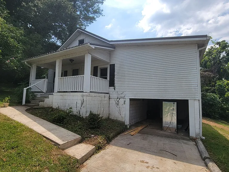 615 Evans St — Photo 2